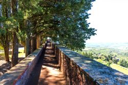Un camminamento del castello rurale di Brolio, Gaiole in Chianti (Toscana) - © katuka / Shutterstock.com