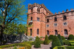 Uno scorcio del castello toscano di Brolio, provincia di Siena:  il palazzo è circondato da giardini e parchi - © katuka / Shutterstock.com 
