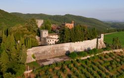 Veduta aerea del castello di Brolio, Gaiole in Chianti, Siena. Cuore della Toscana, il Chianti è un susseguirsi di splendidi paesaggi segnati da vigneti, boschi di castagni, querce e ...