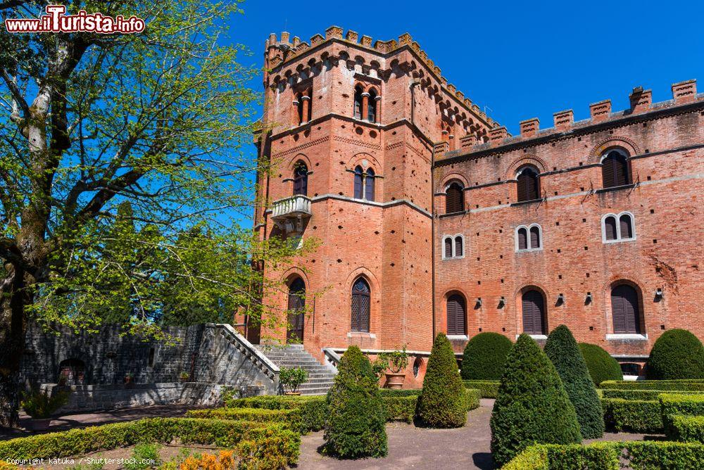 Immagine Uno scorcio del castello toscano di Brolio, provincia di Siena:  il palazzo è circondato da giardini e parchi - © katuka / Shutterstock.com
