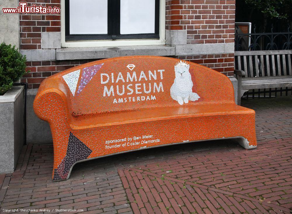 Immagine Il simpatico divano in pietra situato all'ingresso del Museo dei Diamanti di Amsterdam, Olanda - © Shevchenko Andrey / Shutterstock.com