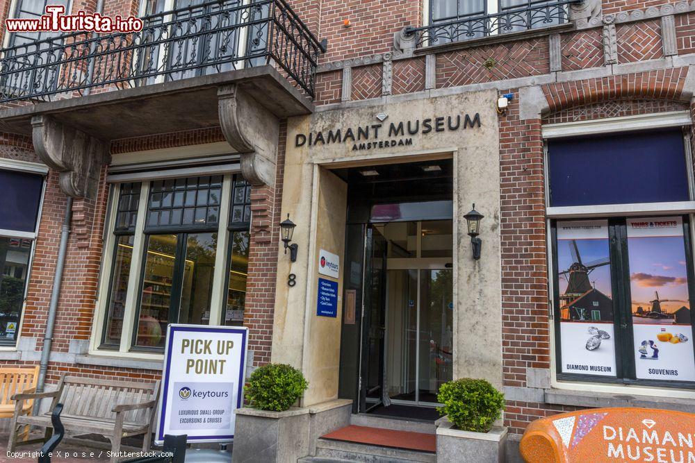 Immagine Ingresso del Museo dei Diamanti a Amsterdam, Olanda. Questo interessante spazio museale è ospitato in un edificio storico costruito in mattoni e situato al civico 8 di Paulus Potterstraat. E' stato fondato nel 2007 da Ben Meier, noto lucidatore di diamanti - © e X p o s e / Shutterstock.com