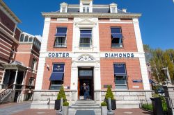 La sede della Coster Diamond a Amsterdam, Olanda. Si trova nel quartiere culturale della città, a fianco del Museo dei Diamanti. Qui si possono osservare i tagliatori di preziose gemme ...