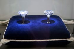 Due diamanti esposti in una delle teche del Diamond Museum di Amsterdam, Olanda - © Sergei Afanasev / Shutterstock.com