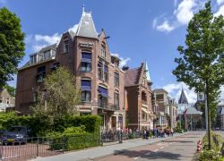 Gente in coda davanti al Museo dei Diamanti di Amsterdam, Olanda, in una giornata d'estate. E' l'unico museo d'Europa dedicato a questo minerale prezioso dopo la chiusura di ...