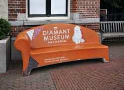 Il simpatico divano in pietra situato all'ingresso del Museo dei Diamanti di Amsterdam, Olanda - © Shevchenko Andrey / Shutterstock.com