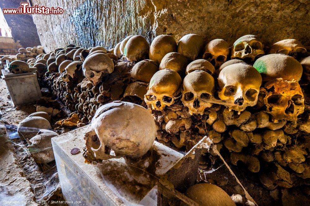 Immagine Alcune delle migliaia di teschi conservati al cimitero delle Fontanelle di Napoli, Campania. E' uno dei luoghi più misteriosi della città - © Massimo Santi / Shutterstock.com