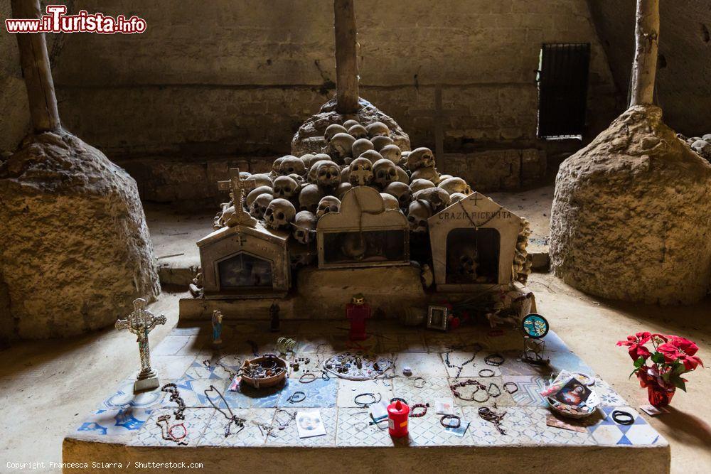 Immagine Altare votivo nell'ossario del cimitero delle Fontanelle di Napoli, Campania. Si trova in una grotta scavata nella collina di tufo della città - © Francesca Sciarra / Shutterstock.com