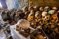 Alcune delle migliaia di teschi conservati al cimitero delle Fontanelle di Napoli, Campania. E' uno dei luoghi più misteriosi della città - © Massimo Santi / Shutterstock.com ...