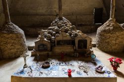 Altare votivo nell'ossario del cimitero delle Fontanelle di Napoli, Campania. Si trova in una grotta scavata nella collina di tufo della città - © Francesca Sciarra / Shutterstock.com ...