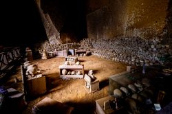 Cimitero delle Fontanelle, Napoli (Campania): veduta di una sala dell'ossario del cimitero - © Massimo Santi / Shutterstock.com