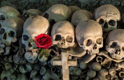 Teschi al cimitero delle Fontanelle di Napoli, Campania. Qui si svolgeva il rito delle "anime pezzentelle" che prevedeva la sistemazione di un cranio in cambio di protezione.
