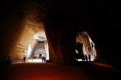 Veduta interna del cimitero delle Fontanelle di Napoli, Campania. Il nome Fontanelle deriva dalla presenza di numerose sorgenti e fonti d'acqua in questa parte della città campana ...