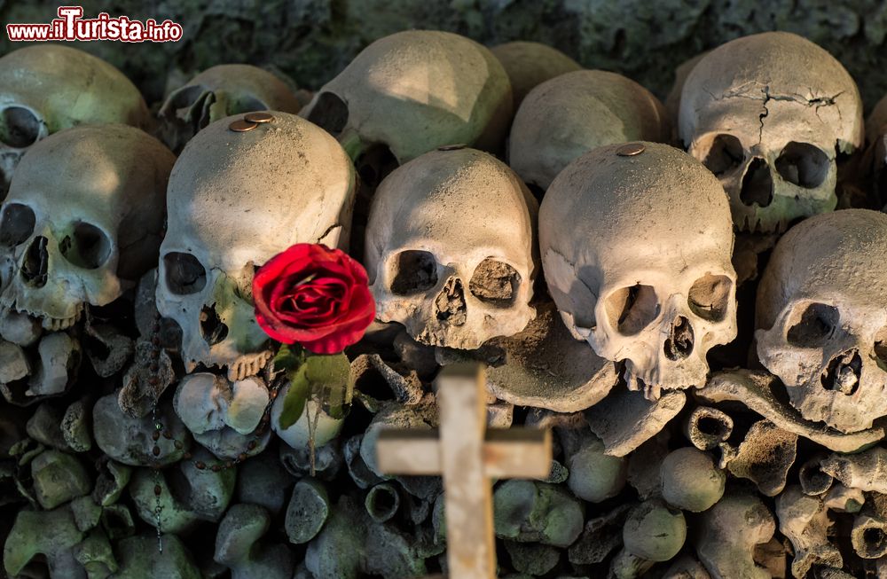 Immagine Teschi al cimitero delle Fontanelle di Napoli, Campania. Qui si svolgeva il rito delle "anime pezzentelle" che prevedeva la sistemazione di un cranio in cambio di protezione.