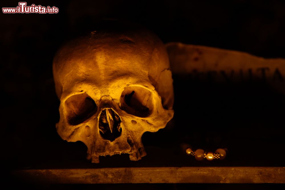 Immagine Un teschio illuminato nell'ossario del cimitero delle Fontanelle a Napoli, Campania.
 