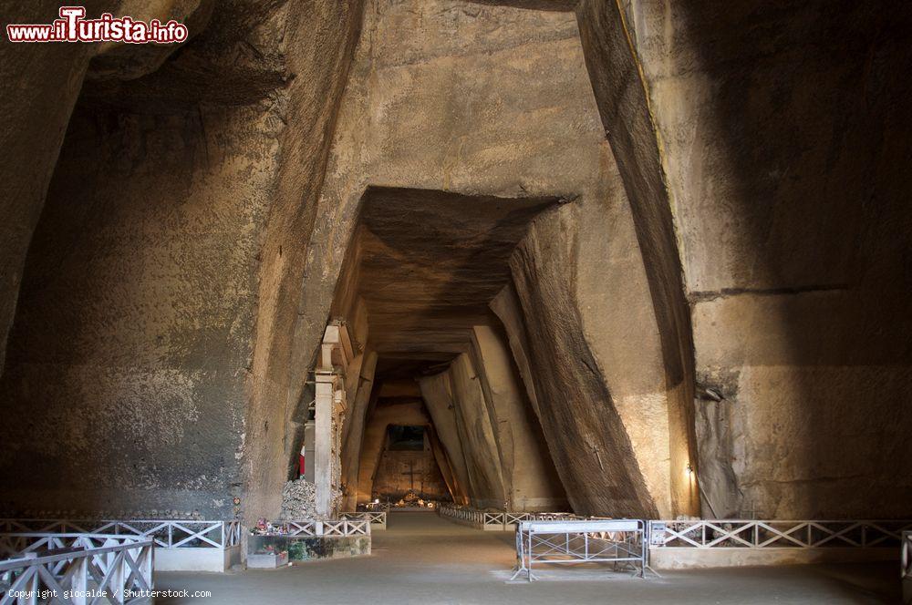 Immagine Uno scorcio interno del cimitero delle Fontanelle, Napoli, Campania. Situato all'estremità occidentale del vallone naturale della Sanità, appena fuori dalla città greco-romana, il cimitero conserva da oltre 4 secoli i resti di chi non poteva permettersi una degna sepoltura e delle vittime delle grandi epidemie - © giocalde / Shutterstock.com