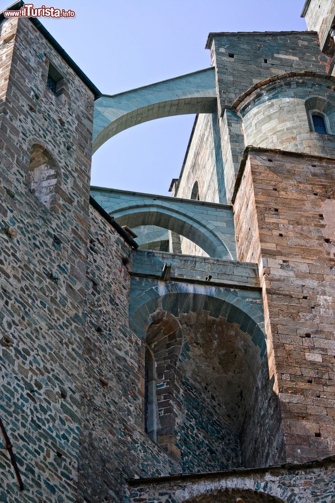 Immagine Contrafforti sui muri della Sacra di San Michele, il celebre Monastero del Piemonte