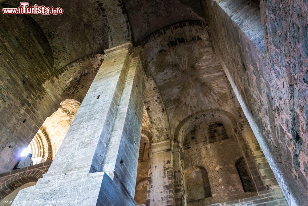 Immagine Interni in pietra della Sacra di San Michele a Sant'Ambrogio di Torino - © Petru Stan / Shutterstock.com