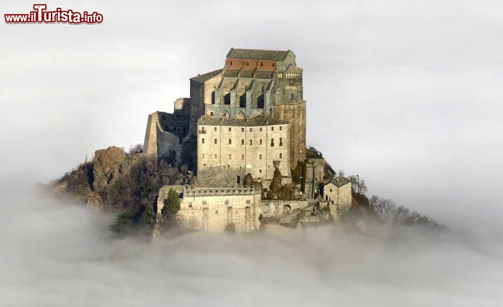 Immagine La Sacra di San Michele si erge sopra un manto di nuvole in Val di Susa, ad ovest di Torino - © Elio Pallard, CC BY-SA 4.0, Wikipedia