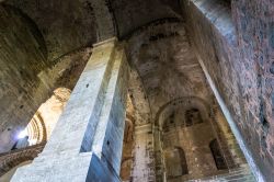 Interni in pietra della Sacra di San Michele a Sant'Ambrogio di Torino - © Petru Stan / Shutterstock.com