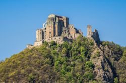 La skyline inconfondibile della Sacra di San Michele in Piemonte