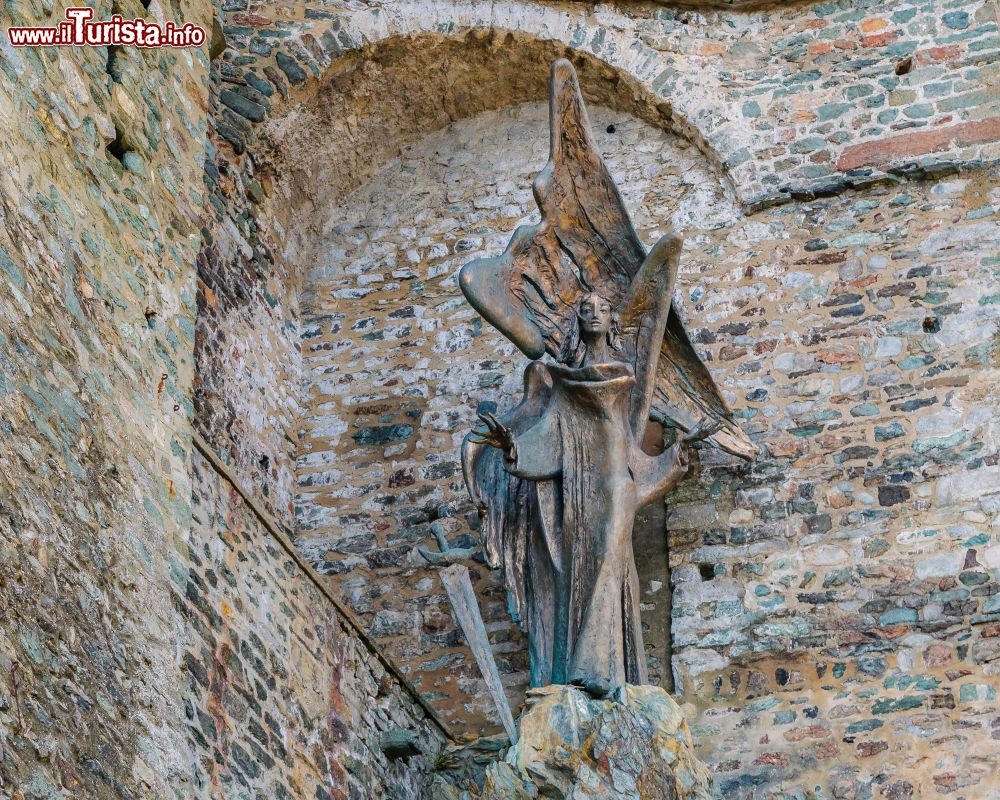 Immagine Una statua che raffigura il santo alla Sacra di Sam Michele in Piemonte