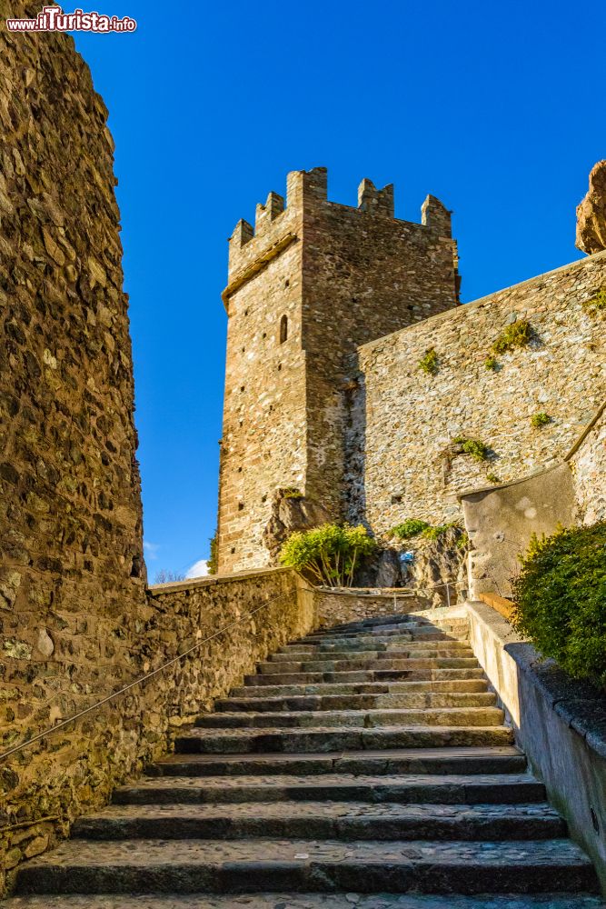 Immagine Uno scorcio architettonico delle fortificazioni presso la Sacra di San Michele in Piemonte