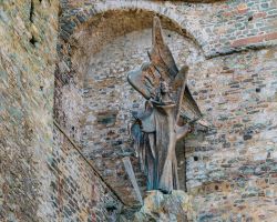 Una statua che raffigura il santo alla Sacra di Sam Michele in Piemonte