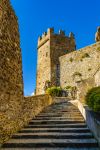 Uno scorcio architettonico delle fortificazioni presso la Sacra di San Michele in Piemonte