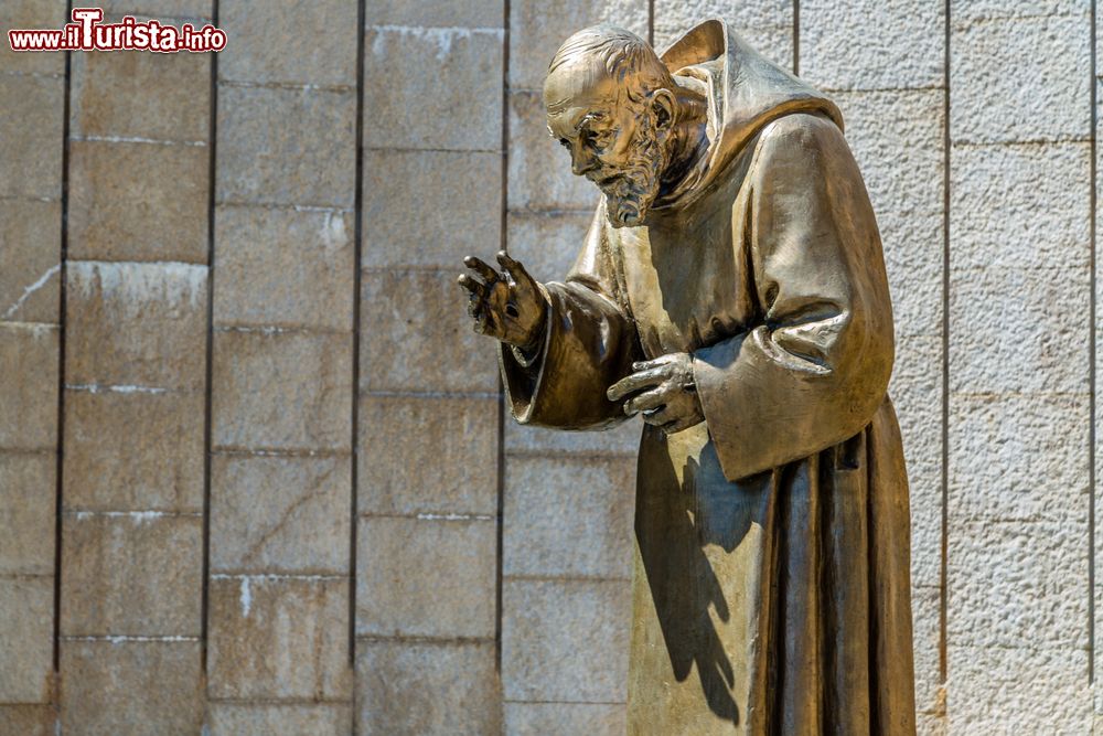 Immagine La Statua di Padre Pio nel Santuario di San Pio a San Giovanni Rotondo, la chiesa moderna di Renzo Piano