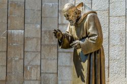 La Statua di Padre Pio nel Santuario di San Pio a San Giovanni Rotondo, la chiesa moderna di Renzo Piano