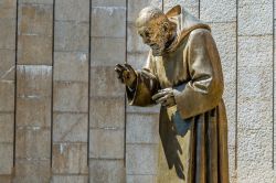 La Statua di Padre Pio nel Santuario di San Pio a San Giovanni Rotondo, la chiesa moderna di Renzo Piano