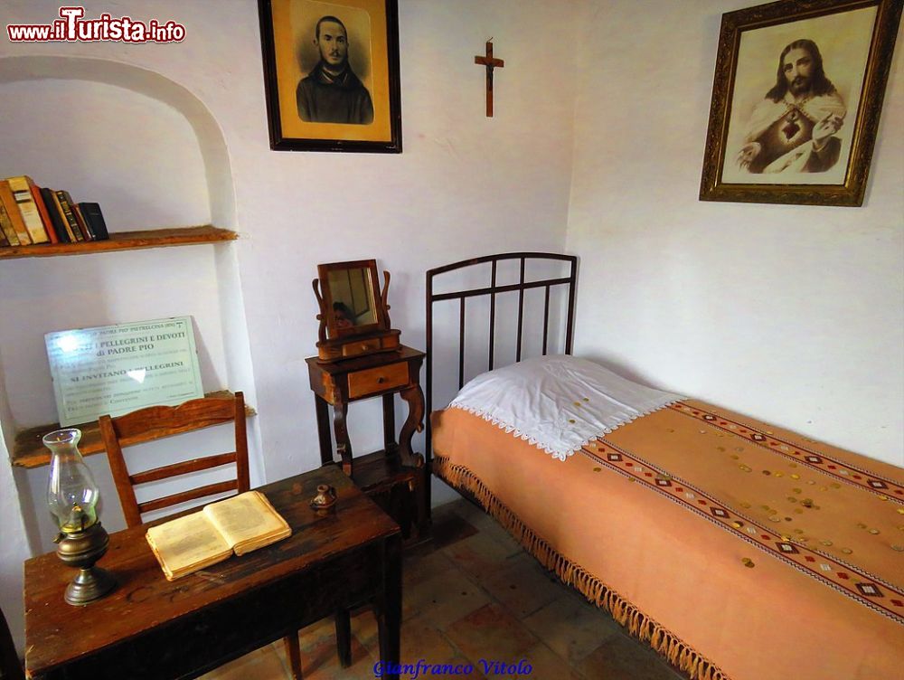 Immagine Una stanza all'interno della casa della famiglia Forgione, dove nacque Francesco, Padre Pio da Pietrelcina - © Gianfranco Vitolo, CC BY 2.0, Wikipedia