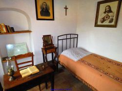 Una stanza all'interno della casa della famiglia Forgione, dove nacque Francesco, Padre Pio da Pietrelcina - © Gianfranco Vitolo, CC BY 2.0, Wikipedia