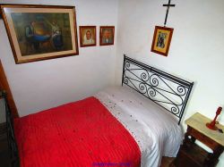 Il letto a due piazze nella casa natale di Padre Pio a Pietrelcina - © Gianfranco Vitolo, CC BY 2.0, Wikipedia