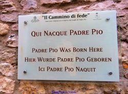 Targa all'ingresso della Casa Natle di San Pio da Pietrelcina - © Gianfranco Vitolo, CC BY 2.0, Wikipedia