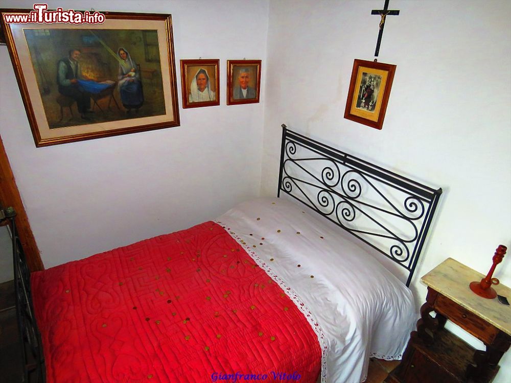 Immagine Il letto a due piazze nella casa natale di Padre Pio a Pietrelcina - © Gianfranco Vitolo, CC BY 2.0, Wikipedia