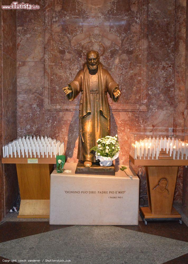 Immagine La Statua di Padre Pio dentro alla CHiesa di Santa Maria delle Grazie a San Giovanni Rotondo - © czech wanderer / Shutterstock.com