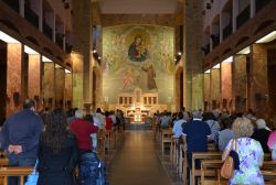 Interno della chiesa grande del Santuario di Santa Maria delle Grazie a San Giovanni Rotondo - © czech wanderer / Shutterstock.com