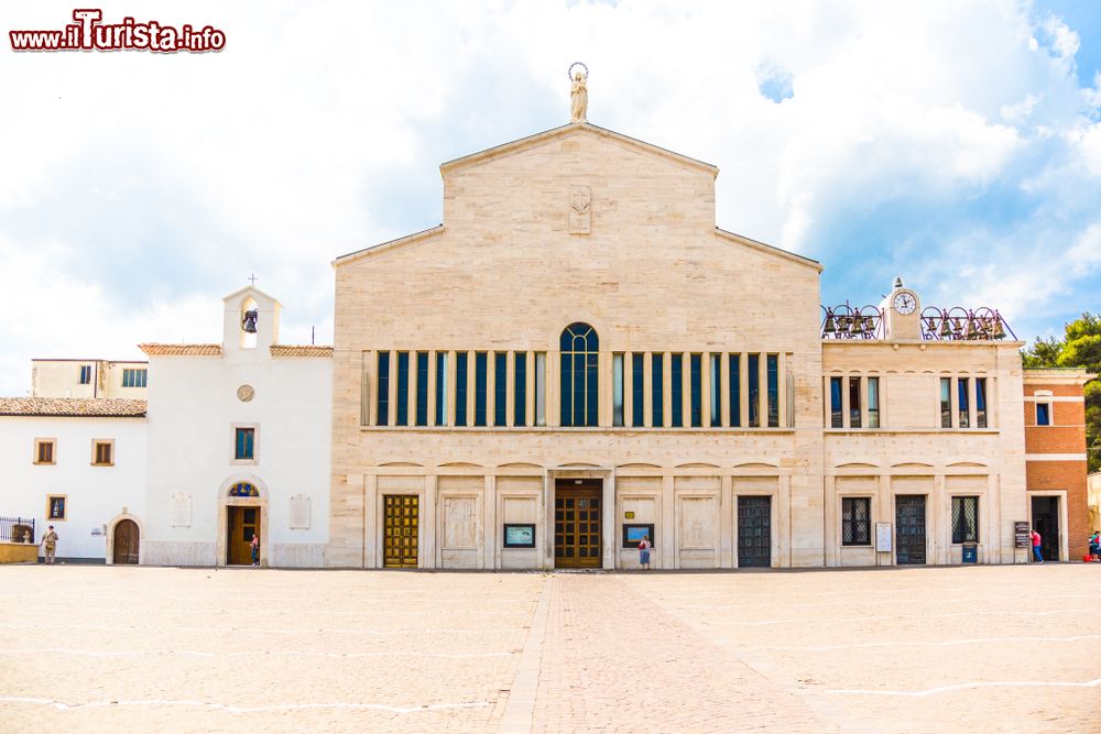 Immagine Il Santuario di Santa Maria delle Grazie a San Giovanni Rotondo in Puglia, la Chiesa Grande e la Chiesa Antica.