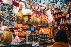 Un banco di salumi nel grande Mercato Orientale in centro a Genova - © Yulia Grigoryeva / Shutterstock.com