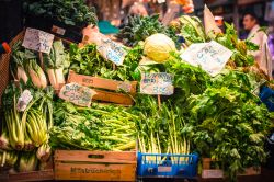 Un particolare di una bancarella di verdure al Mercato Orientale di Genova - © Yulia Grigoryeva / Shutterstock.com