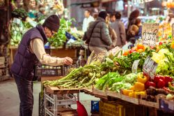 Visita al coloratissimo Mercato Orientale di Genova, uno dei punti caratteristici del centro storico - © Yulia Grigoryeva / Shutterstock.com