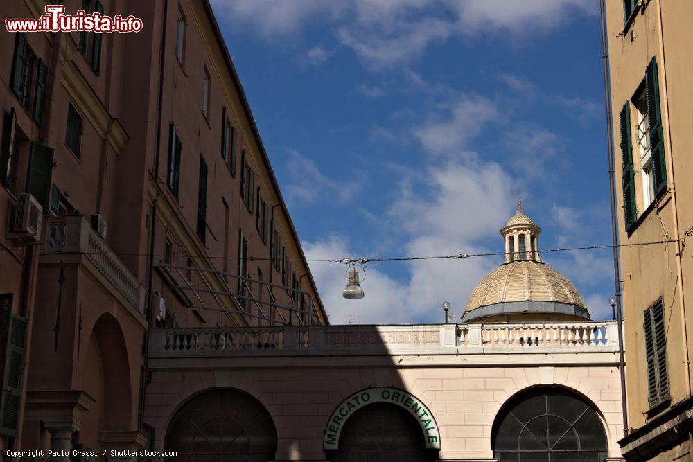 Immagine Scorcio dell'edificio che ospita il Mercato Orientale di Genova. - © Paolo Grassi / Shutterstock.com