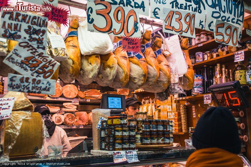 Immagine Un banco di salumi nel grande Mercato Orientale in centro a Genova - © Yulia Grigoryeva / Shutterstock.com