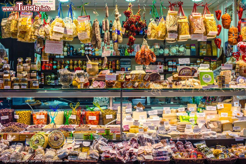 Immagine Un banco gastronomico trabbocante di specialità liguri e non, al Mercato Orientale di Genova - © Yulia Grigoryeva / Shutterstock.com