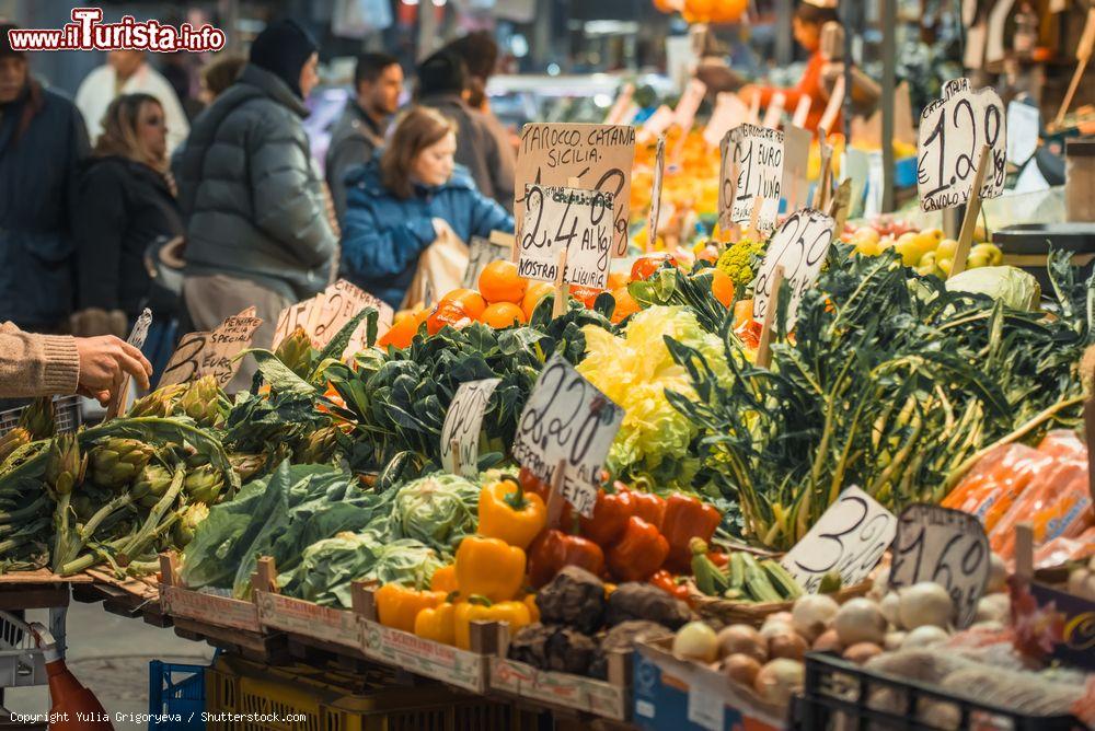 Immagine Verdure di stagione in vendita al colorato Mercato Orientale di Genova - © Yulia Grigoryeva / Shutterstock.com