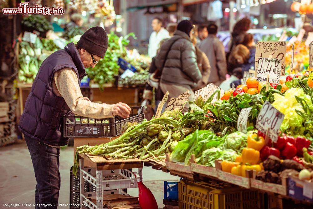 Immagine Visita al coloratissimo Mercato Orientale di Genova, uno dei punti caratteristici del centro storico - © Yulia Grigoryeva / Shutterstock.com