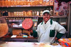 Un salumiere presenta i suoi prodotti al Mercato ...