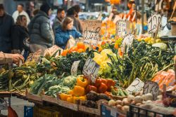 Verdure di stagione in vendita al colorato Mercato Orientale di Genova - © Yulia Grigoryeva / Shutterstock.com